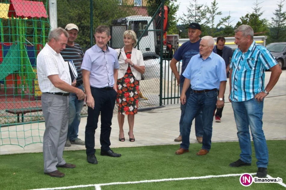 W Siekierczynie i Wysokiem powstały nowe boiska wielofunkcyjne - zdjęcie 4