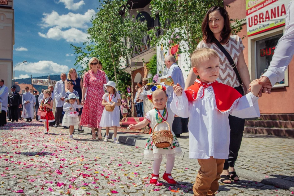 Procesja Bożego Ciała w Tymbarku (2022) - zdjęcie 17