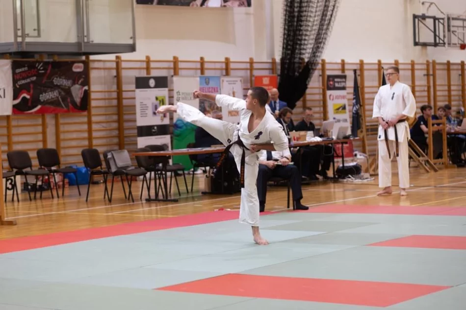 Karatecy ARS Limanowa – JONIEC Team wywalczyli 17 medali i drużynowe wicemistrzostwo Małopolski w Karate Kyokushin - zdjęcie 8