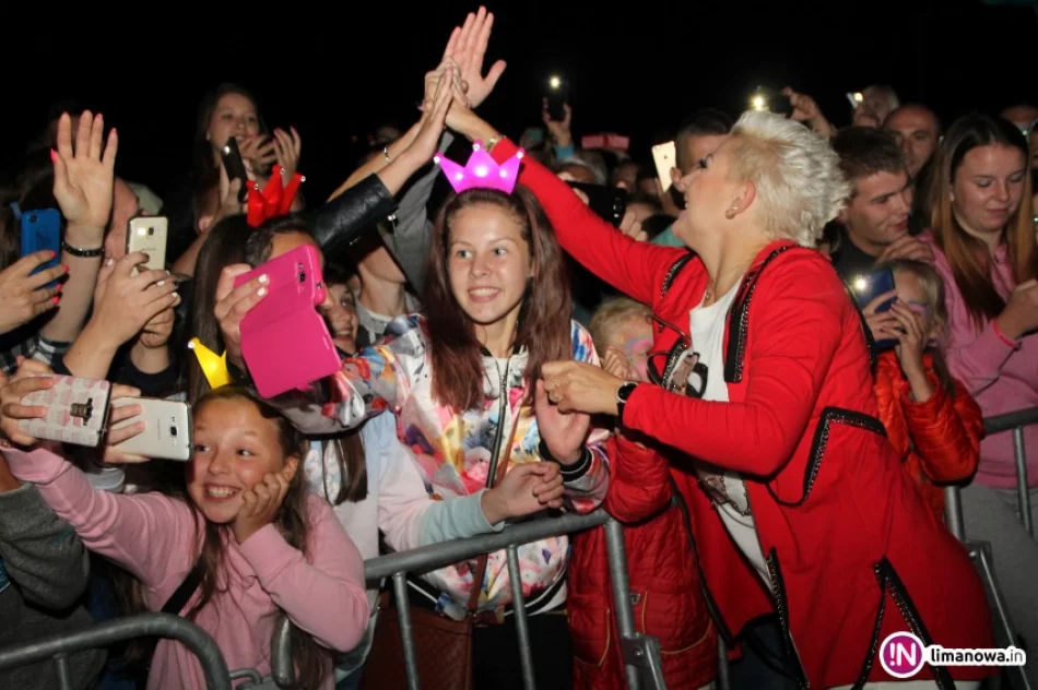 Tłumy na koncertach Eweliny Lisowskiej i Pięknych i Młodych na 25-leciu Gminy Limanowa! - zdjęcie 2