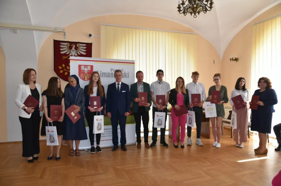 Nagrody i wyróżnienia dla uczniów za wysokie wyniki - zdjęcie 2