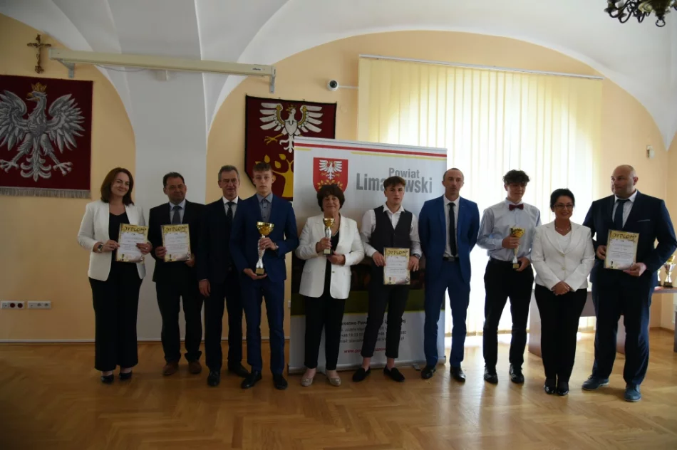 Nagrody i wyróżnienia dla uczniów za wysokie wyniki - zdjęcie 11