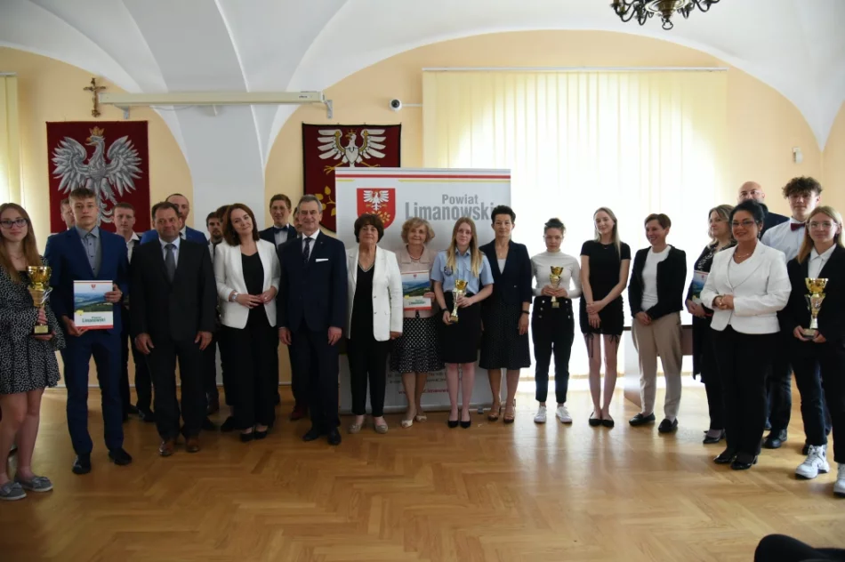 Nagrody i wyróżnienia dla uczniów za wysokie wyniki - zdjęcie 12