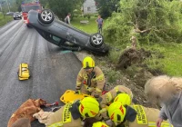 Zderzenie samochodów na DK 28, dachowanie w Szyku - zdjęcie główne