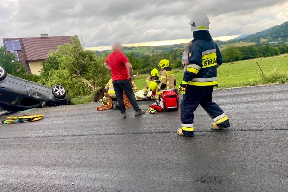 Zderzenie samochodów na DK 28, dachowanie w Szyku - zdjęcie 2