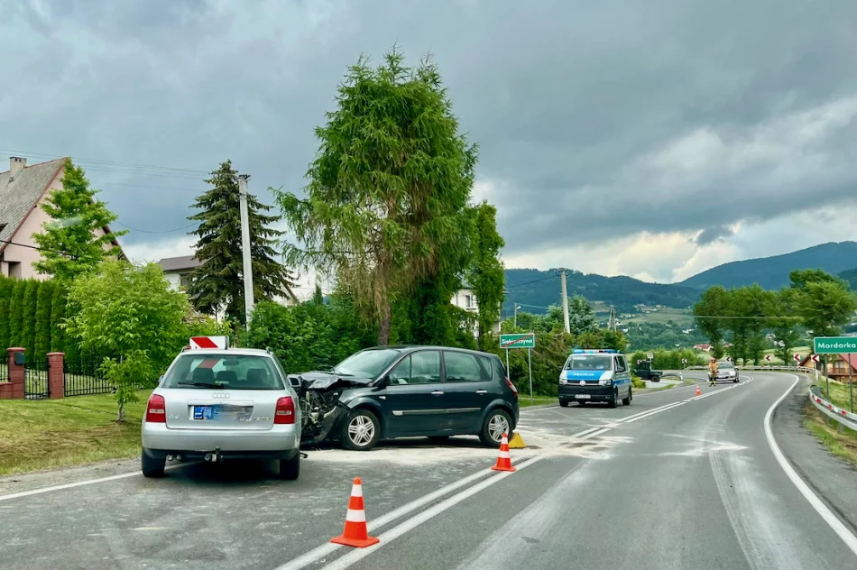 Zderzenie samochodów na DK 28, dachowanie w Szyku - zdjęcie 3