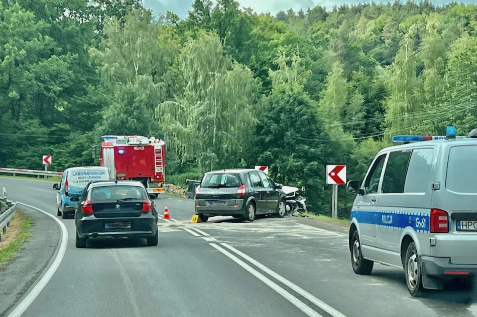 Zderzenie samochodów na DK 28, dachowanie w Szyku - zdjęcie 4