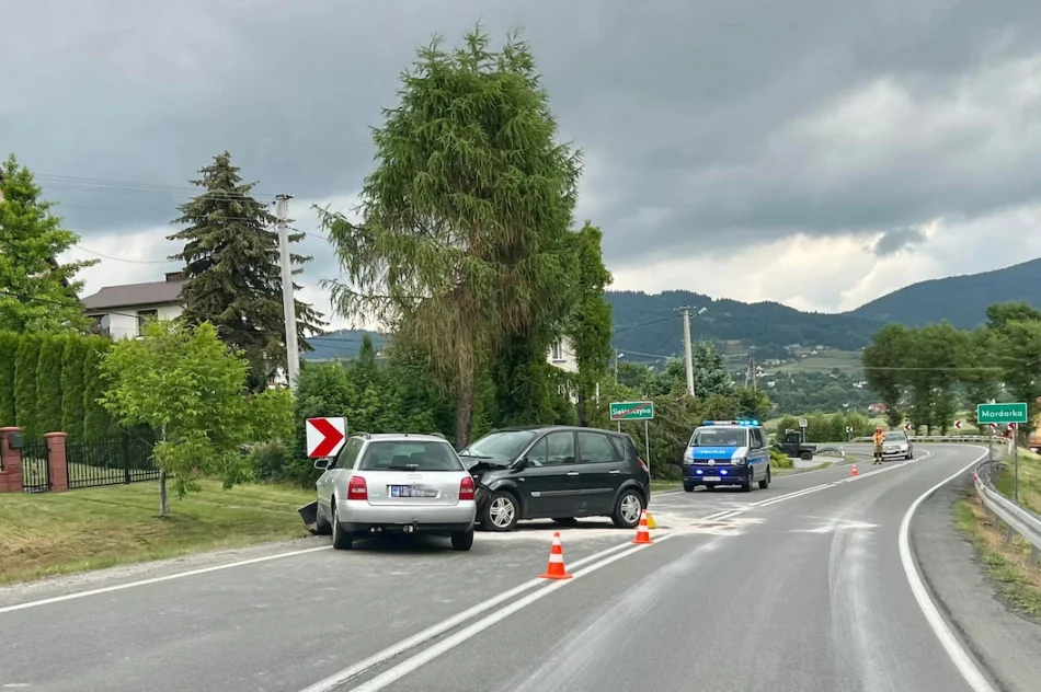 Zderzenie samochodów na DK 28, dachowanie w Szyku - zdjęcie 5