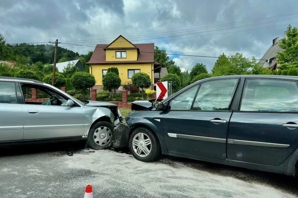 Zderzenie samochodów na DK 28, dachowanie w Szyku - zdjęcie 6