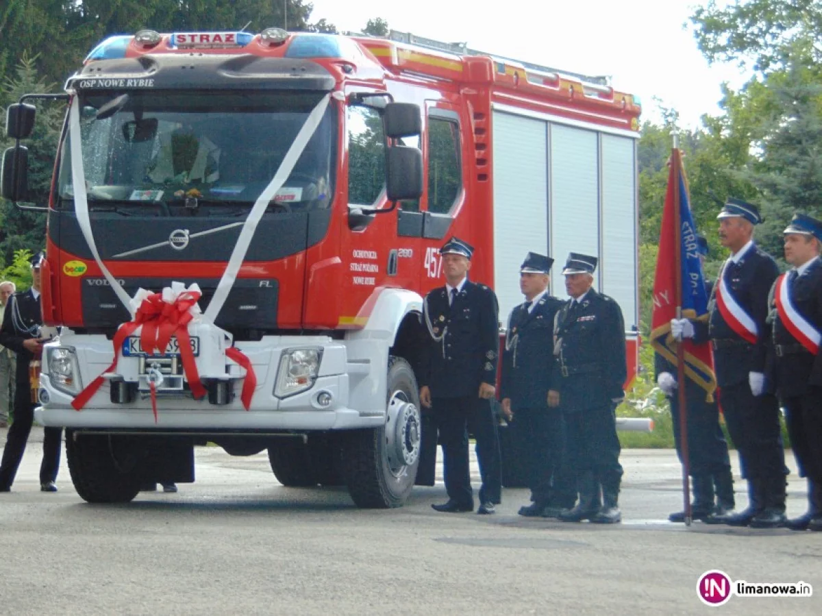 Przekazanie nowego samochodu strażackiego  OSP w Nowym Rybiu