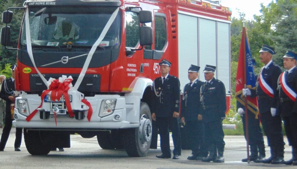 Przekazanie nowego samochodu strażackiego  OSP w Nowym Rybiu - zdjęcie 1