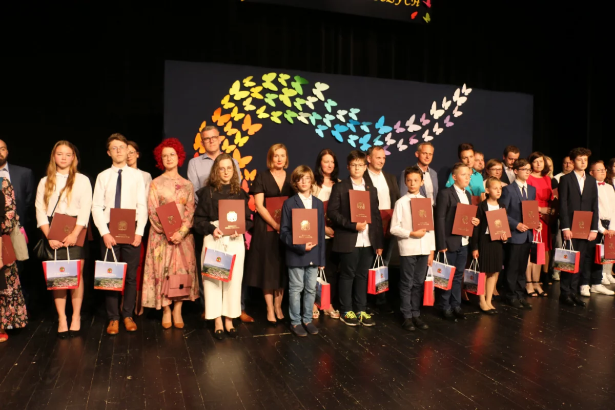 Podczas uroczystej gali nagrodzono najlepszych uczniów szkół miejskich