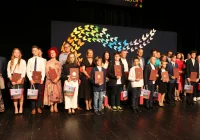 Podczas uroczystej gali nagrodzono najlepszych uczniów szkół miejskich - zdjęcie główne