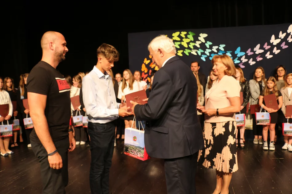 Podczas uroczystej gali nagrodzono najlepszych uczniów szkół miejskich - zdjęcie 5
