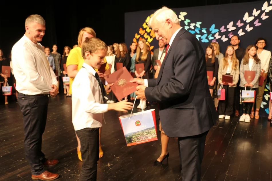 Podczas uroczystej gali nagrodzono najlepszych uczniów szkół miejskich - zdjęcie 6