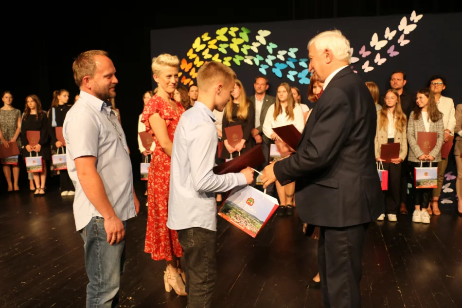 Podczas uroczystej gali nagrodzono najlepszych uczniów szkół miejskich - zdjęcie 7