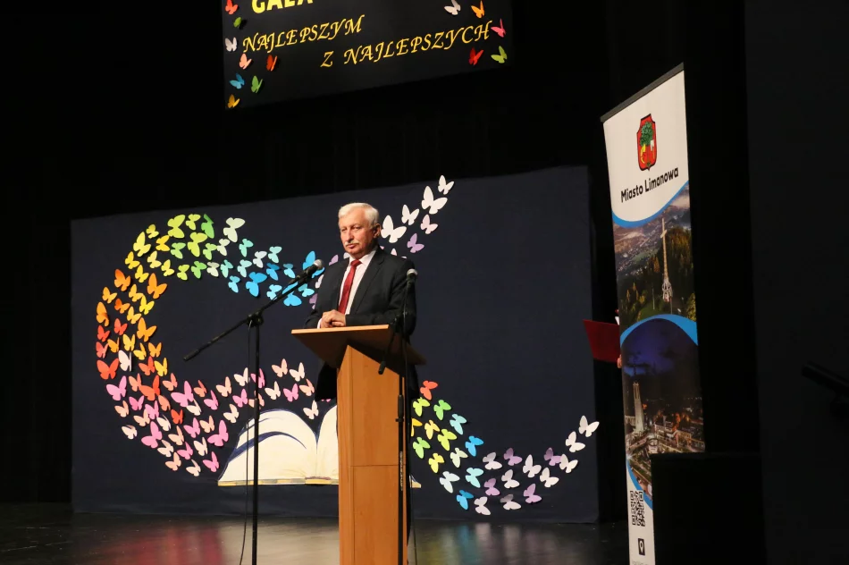 Podczas uroczystej gali nagrodzono najlepszych uczniów szkół miejskich - zdjęcie 9