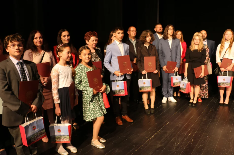 Podczas uroczystej gali nagrodzono najlepszych uczniów szkół miejskich - zdjęcie 12