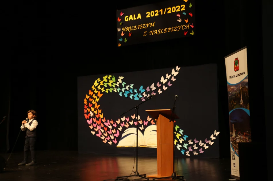 Podczas uroczystej gali nagrodzono najlepszych uczniów szkół miejskich - zdjęcie 20