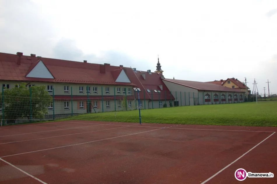 Gmina otrzymała dofinansowanie na budowę boisk w Mordarce, Pasierbcu i Kłodnem! - zdjęcie 2