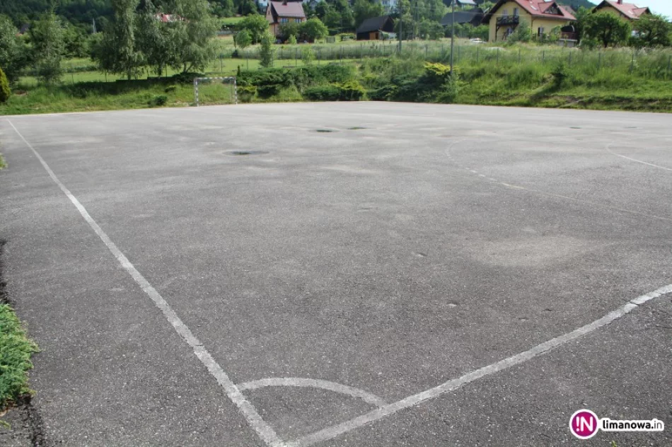 Gmina otrzymała dofinansowanie na budowę boisk w Mordarce, Pasierbcu i Kłodnem! - zdjęcie 3
