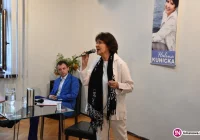 Halina Kunicka w bibliotece - zdjęcie główne