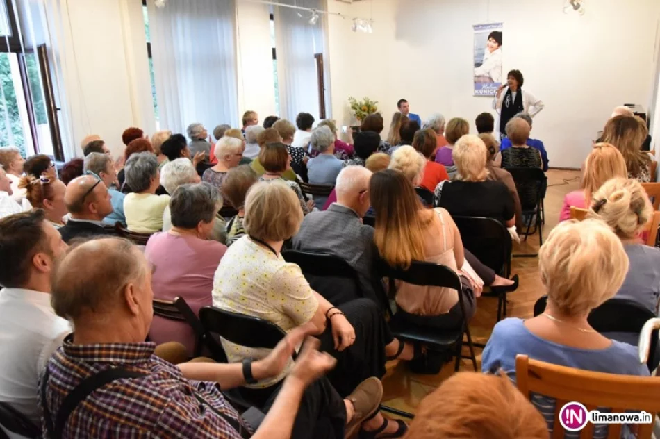 Halina Kunicka w bibliotece - zdjęcie 3