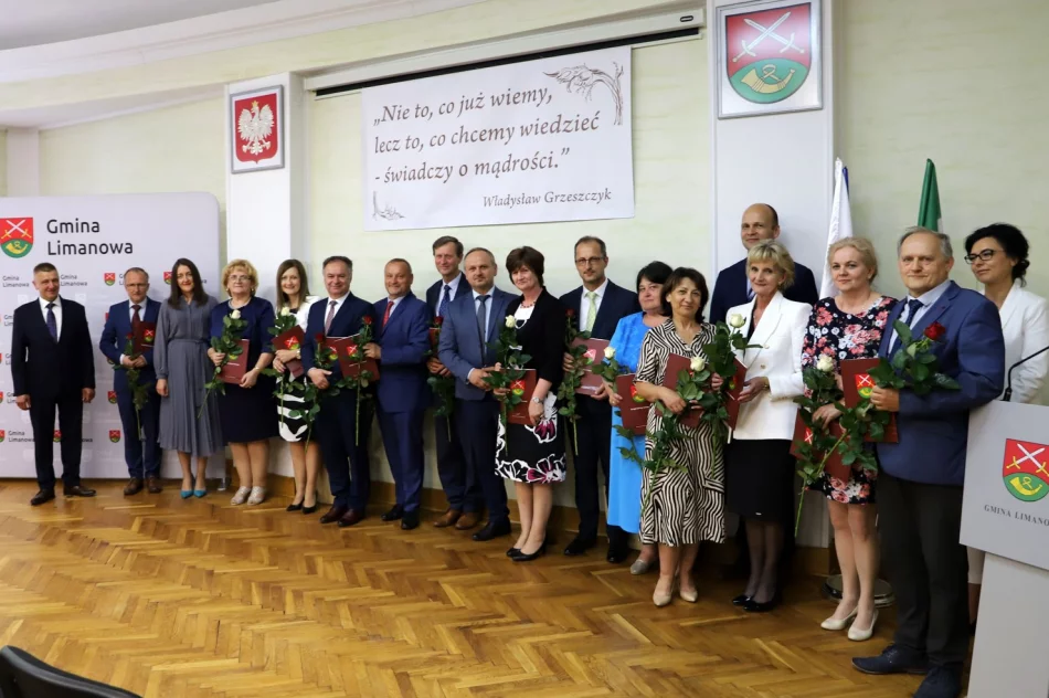 Podsumowanie roku szkolnego 2021/2022 – nagrody dla uczniów i podziękowania dla nauczycieli - zdjęcie 4