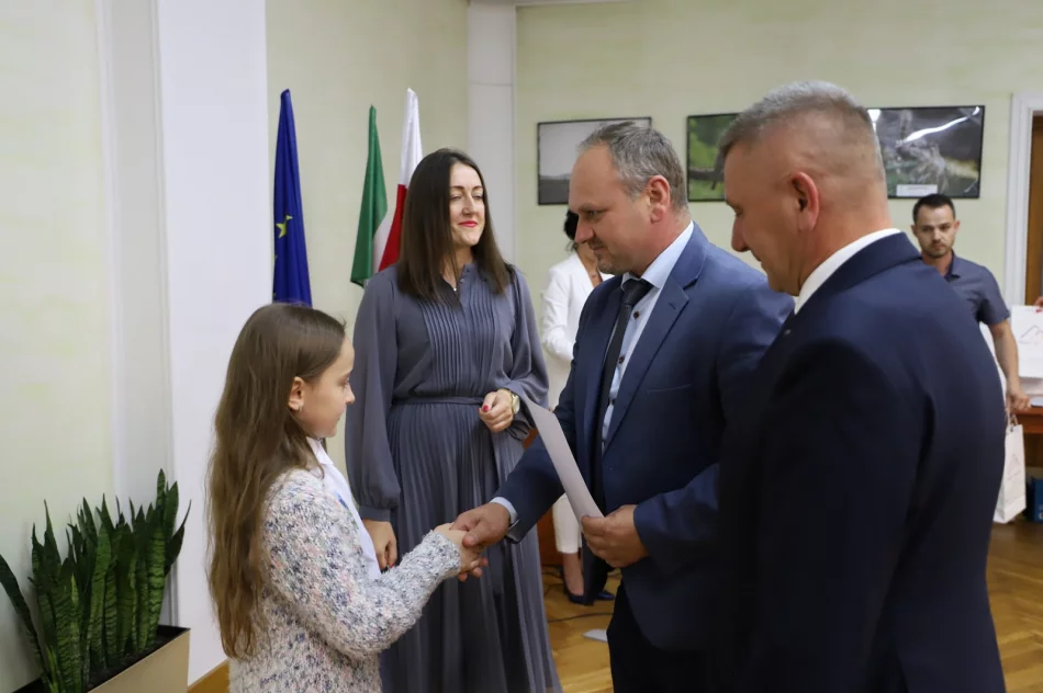 Podsumowanie roku szkolnego 2021/2022 – nagrody dla uczniów i podziękowania dla nauczycieli - zdjęcie 9