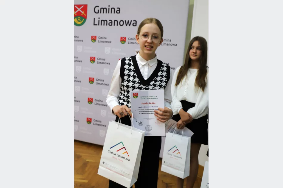 Podsumowanie roku szkolnego 2021/2022 – nagrody dla uczniów i podziękowania dla nauczycieli - zdjęcie 16