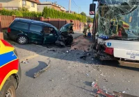 Zderzenie samochodu z autobusem - 7 osób poszkodowanych - zdjęcie główne