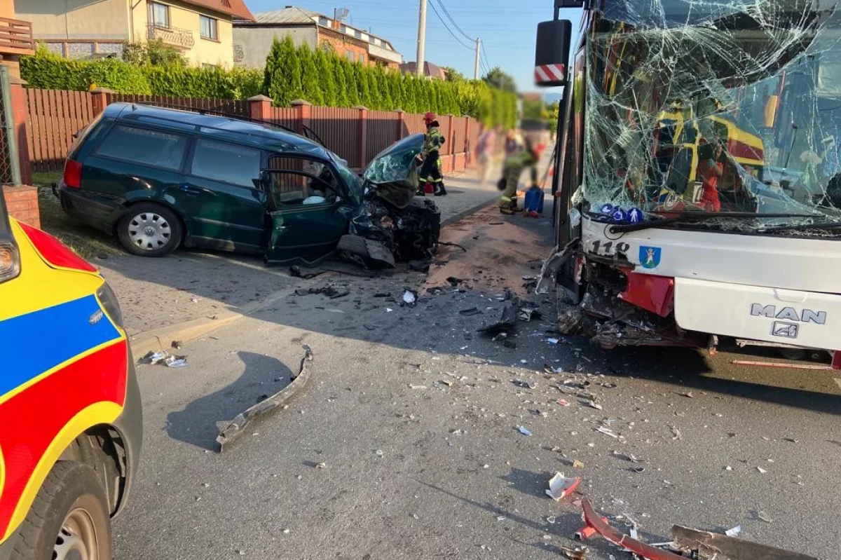 Zderzenie samochodu z autobusem - 7 osób poszkodowanych