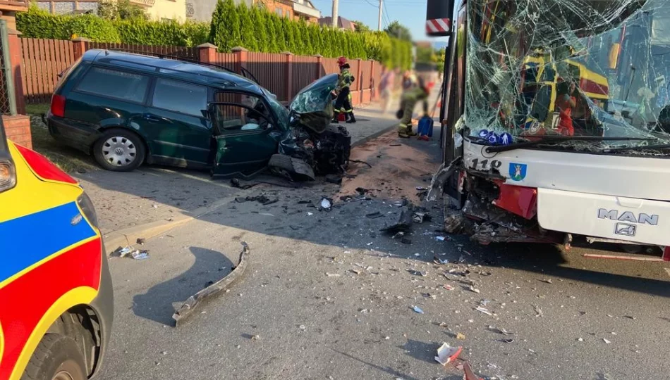 Zderzenie samochodu z autobusem - 7 osób poszkodowanych - zdjęcie 1