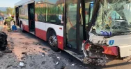 Zderzenie samochodu z autobusem - 7 osób poszkodowanych - zdjęcie 2