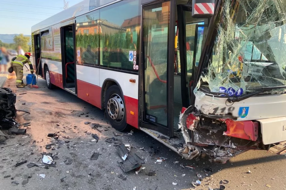 Zderzenie samochodu z autobusem - 7 osób poszkodowanych - zdjęcie 2