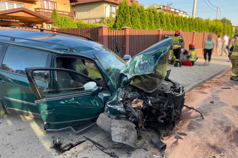 Zderzenie samochodu z autobusem - 7 osób poszkodowanych - zdjęcie 3