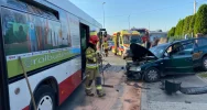 Zderzenie samochodu z autobusem - 7 osób poszkodowanych - zdjęcie 4