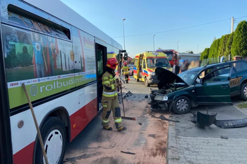 Zderzenie samochodu z autobusem - 7 osób poszkodowanych - zdjęcie 4