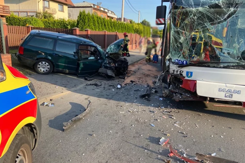Zderzenie samochodu z autobusem - 7 osób poszkodowanych - zdjęcie 5
