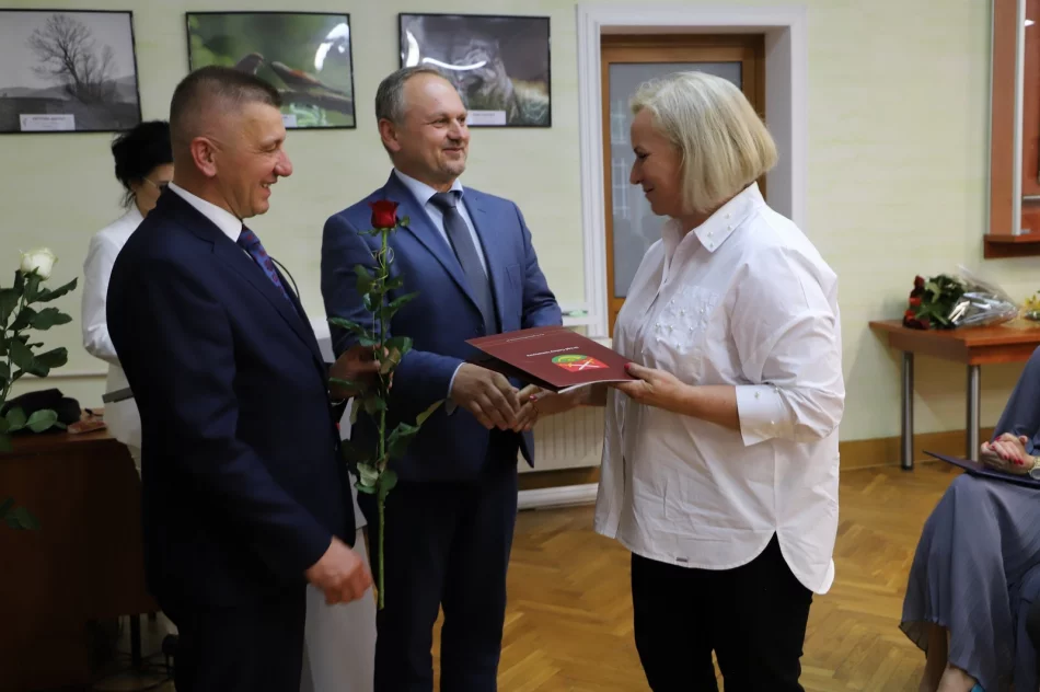 Podsumowano rok szkolny: nagrody na uczniów i nauczycieli - zdjęcie 11