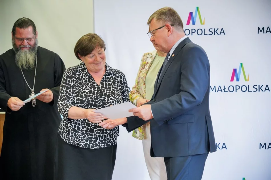 Samorządowcy odebrali symboliczne czeki - zdjęcie 2