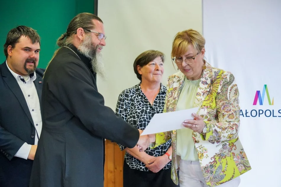 Samorządowcy odebrali symboliczne czeki - zdjęcie 3