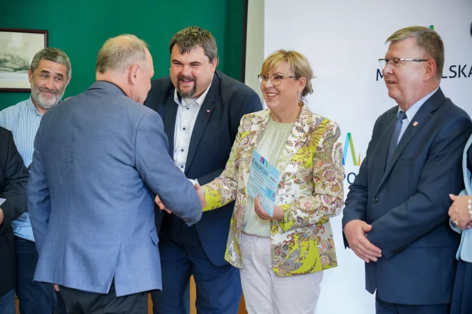 Samorządowcy odebrali symboliczne czeki - zdjęcie 5