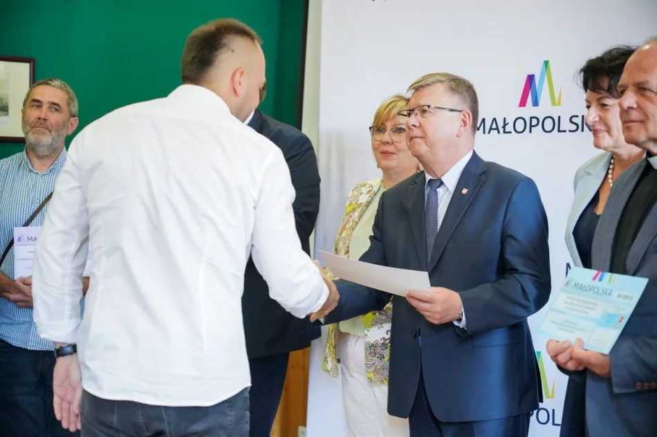 Samorządowcy odebrali symboliczne czeki - zdjęcie 6