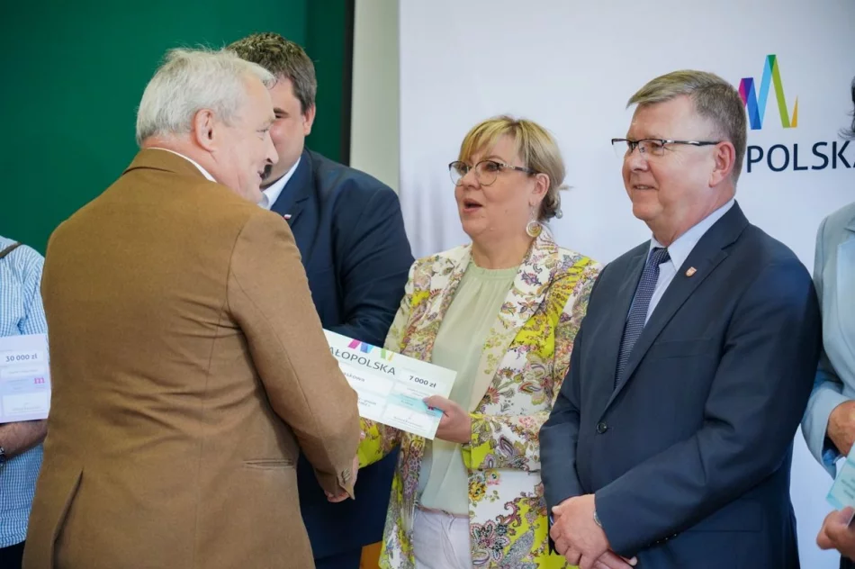 Samorządowcy odebrali symboliczne czeki - zdjęcie 7