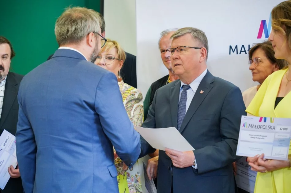 Samorządowcy odebrali symboliczne czeki - zdjęcie 8