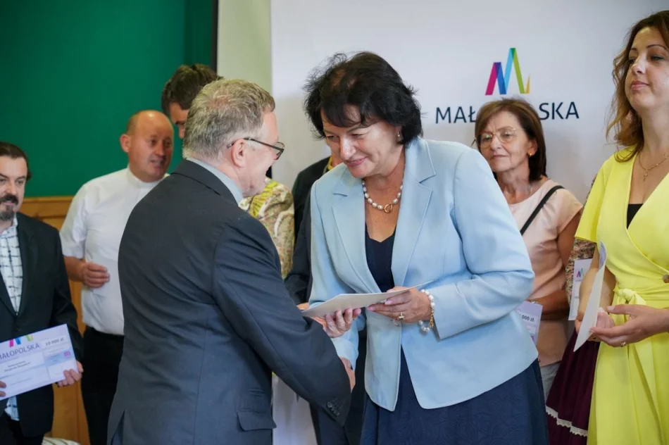 Samorządowcy odebrali symboliczne czeki - zdjęcie 9