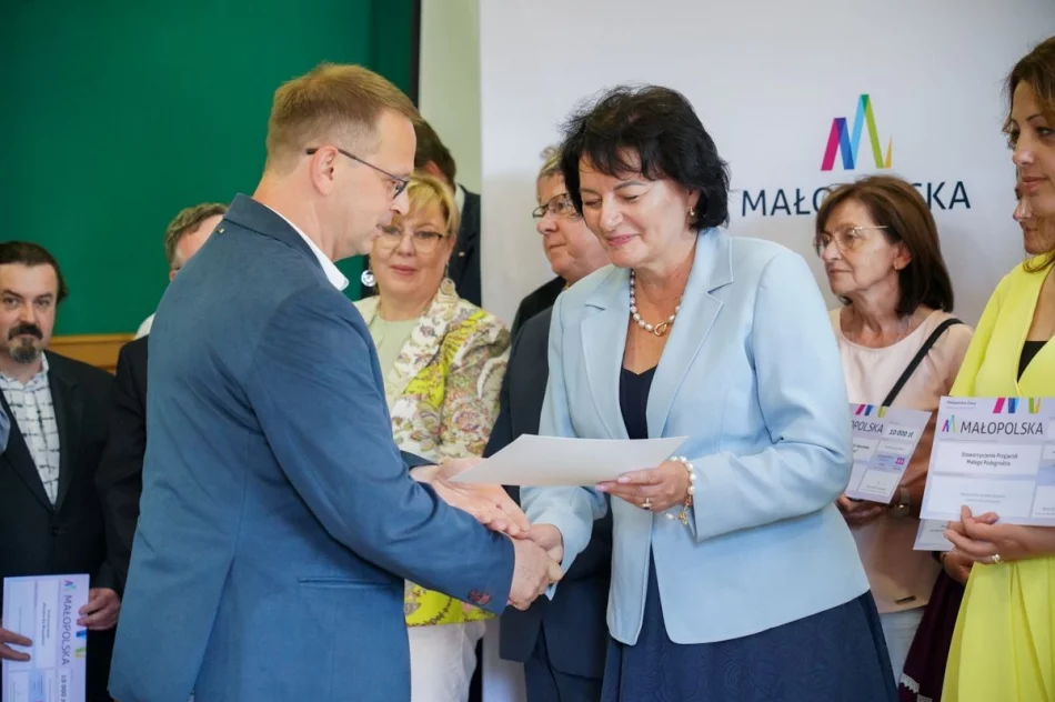 Samorządowcy odebrali symboliczne czeki - zdjęcie 10