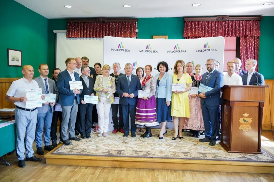 Samorządowcy odebrali symboliczne czeki - zdjęcie 12