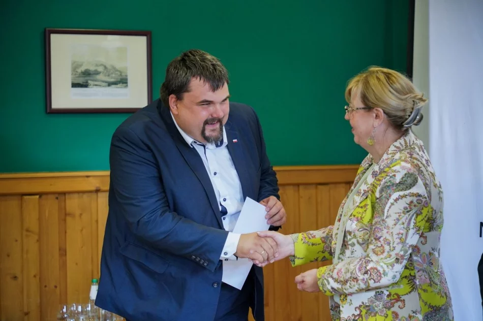 Samorządowcy odebrali symboliczne czeki - zdjęcie 13